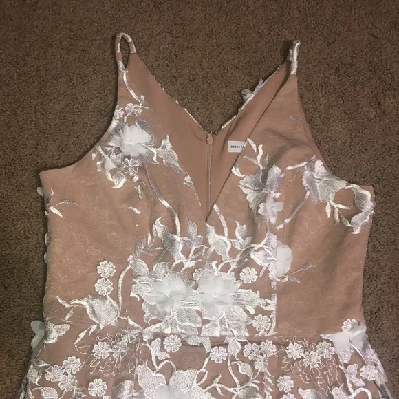 Dress the Population Sidney Floral Appliqu Illusion Sheer Gown White/Nude M Dress the Population Sidney Floral Appliqu Illusion Sheer Gown White/Nude M